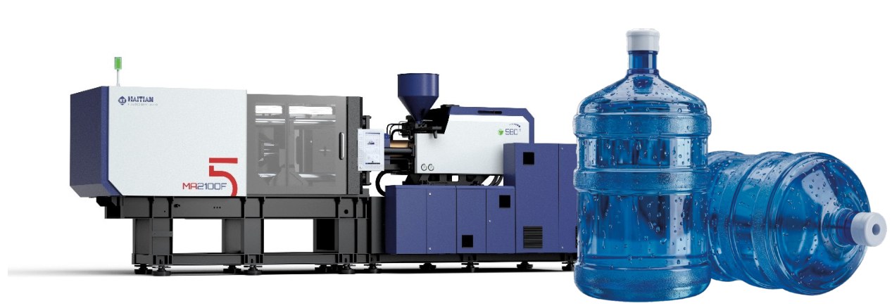 Máquina injetora e galões de água mineral